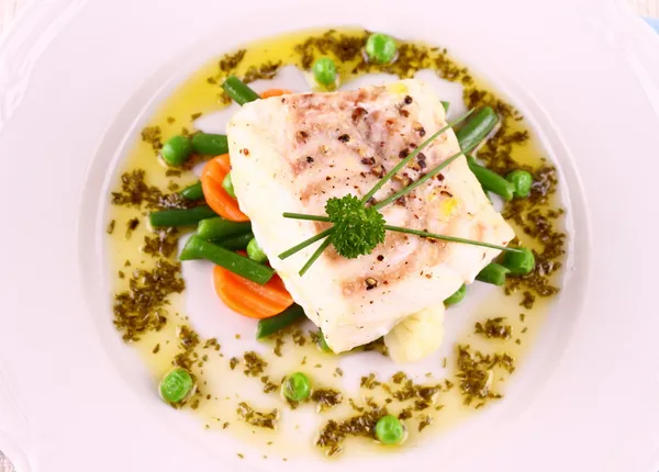 Filete de bacalao con judías verdes, guisantes, perejil —  Fotos de Stock