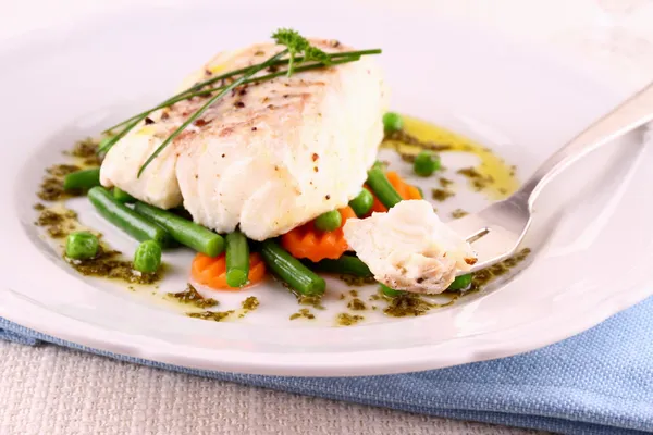 Filé de bacalhau com feijão verde, ervilhas, salsa — Fotografia de Stock