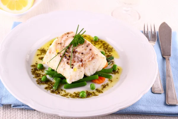Filete de bacalao con judías verdes, guisantes, perejil, aceite de oliva —  Fotos de Stock