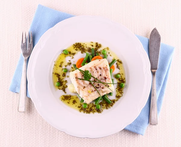 Filé de bacalhau com feijão verde, ervilhas, salsa, azeite — Fotografia de Stock