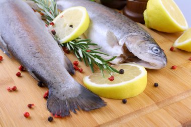 iki taze alabalık ile baharat, limon