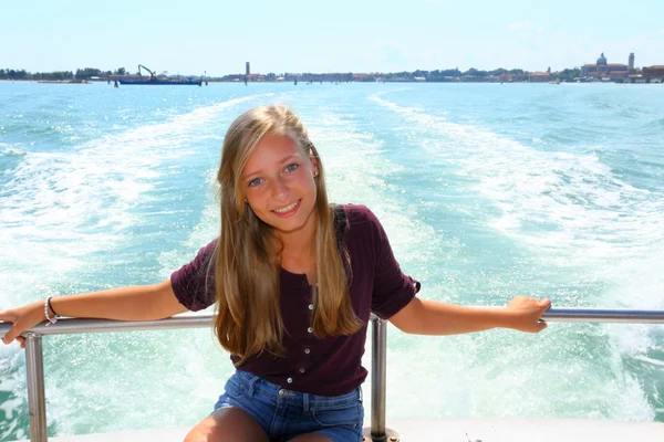 Blond adolescent fille à la mer bateau quai — Photo