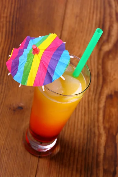 Rood, geel cocktail met citroen, stro, paraplu deco — Stockfoto