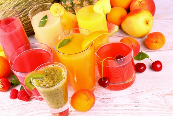 Juice with kiwi, apricot, cherry, melon an white wood — Stock Photo, Image