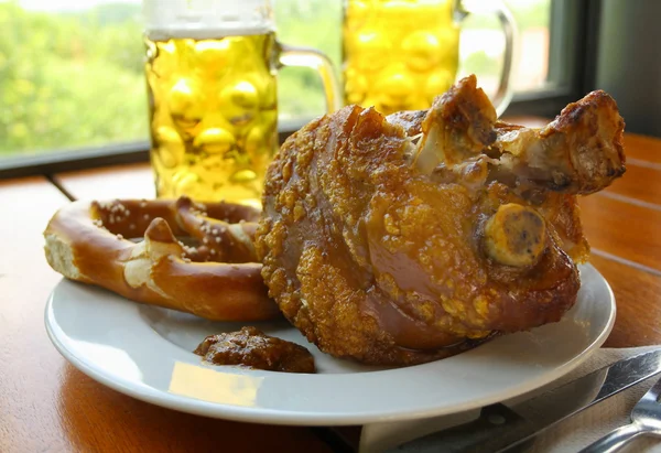 Grilled pork with sweet beer mustard and pretzels — Stock Photo, Image