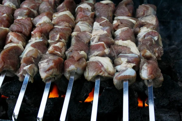 Marinated, raw lamb meat grilling on metal skewer — Stock Photo, Image