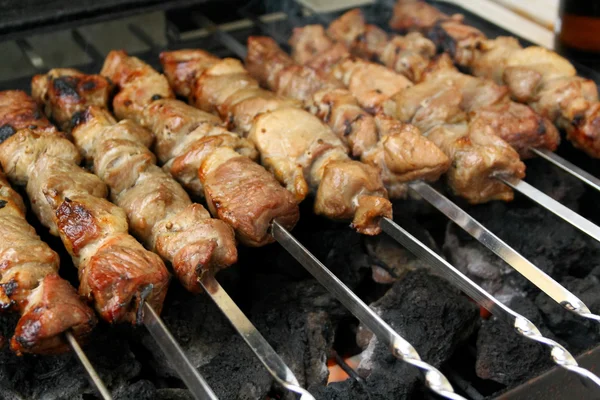 Appetizing lamb meat grilling on metal skewer — Stock Photo, Image