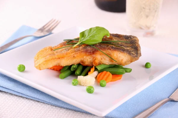 Gebratenes Karpfenfilet mit Gemüse — Stockfoto