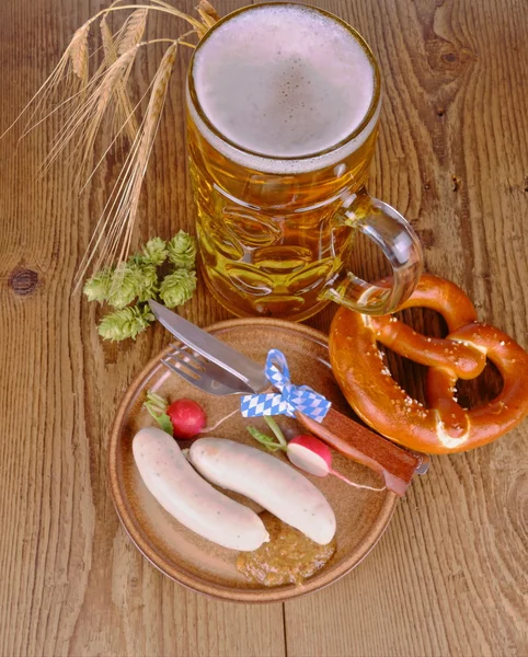 Oktoberfest menu - piwo, biała kiełbasa, precel, rzodkiewka, hdr — Zdjęcie stockowe