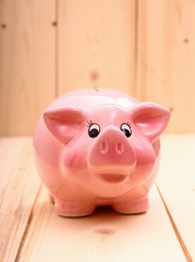 ahşap zemin üzerinde komik pembe kumbara