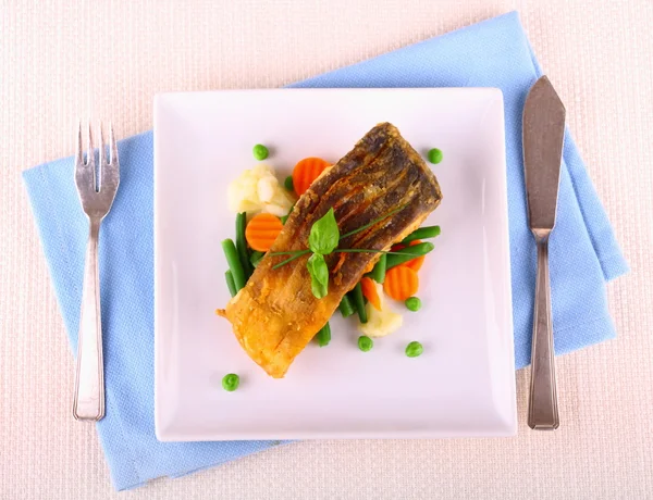Fried carp fish fillet with vegetables — Stock Photo, Image