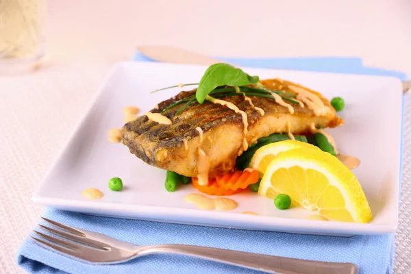 Filetto di pesce carpa fritto con verdure — Foto Stock