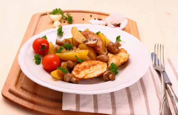 Filé de frango, cogumelos, batatas de alecrim — Fotografia de Stock