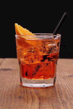 Aperatif - turuncu kokteyl buz küpleri ile spritz