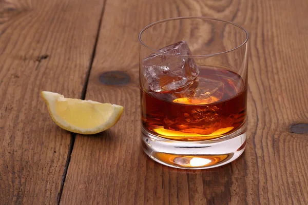 Viski ile ahşap üzerine cam buz küpleri — Stok fotoğraf