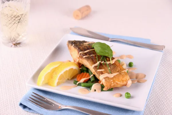 Gebakken karper visfilet met groenten, wijn — Stockfoto