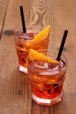 Spritz aperatif, iki portakal kokteyl ve buz küpleri