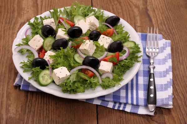 Griechischer Bauernsalat mit riesigen schwarzen Oliven, Schafskäse — Stockfoto