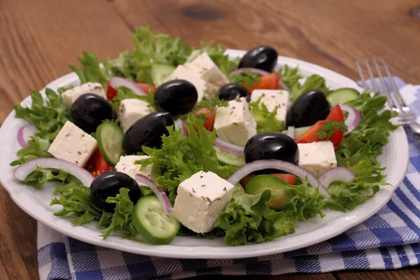 Grekisk sallad med gigantiska svarta oliver, fåren ost — Stockfoto