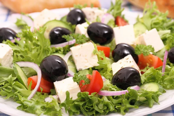 Ελληνική σαλάτα με γιγαντιαίες μαύρες ελιές, τυρί πρόβατα — Φωτογραφία Αρχείου