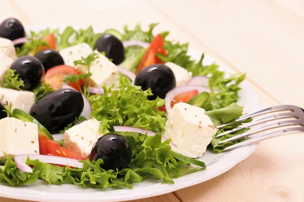 Griechischer Salat, gigantische schwarze Oliven, Schafskäse — Stockfoto