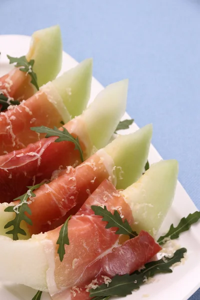 Reife Melone mit Schinken, Parmesan auf weißem Teller — Stockfoto