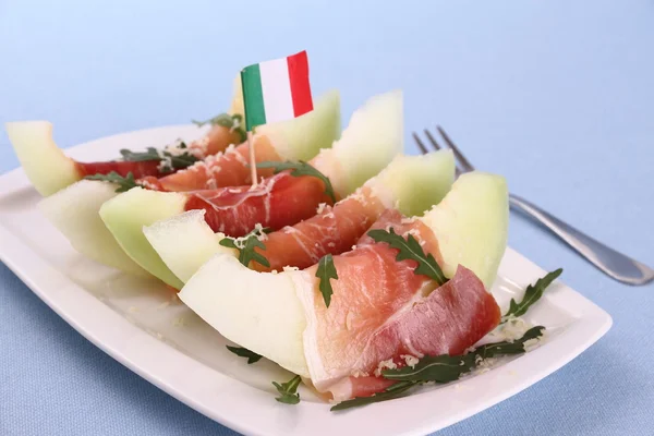 Rebanada de melón maduro con jamón, parmesano, bandera de Italia — Foto de Stock
