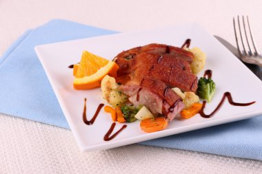 Kızarmış ördek göğsü fileto, sebze ve portakal