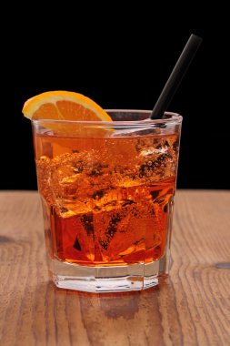 Aperatif - turuncu kokteyl buz küpleri ile spritz