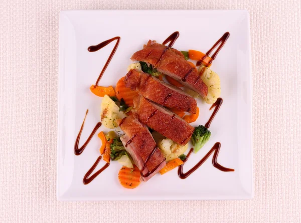 Roasted duck breast, vegetables, black sauce — Stock Photo, Image