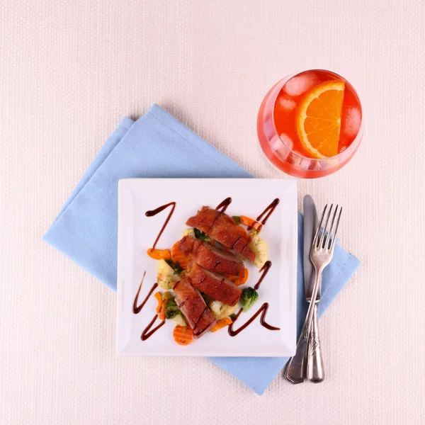 Roasted duck breast, vegetables, orange aperitif — Stock Photo, Image