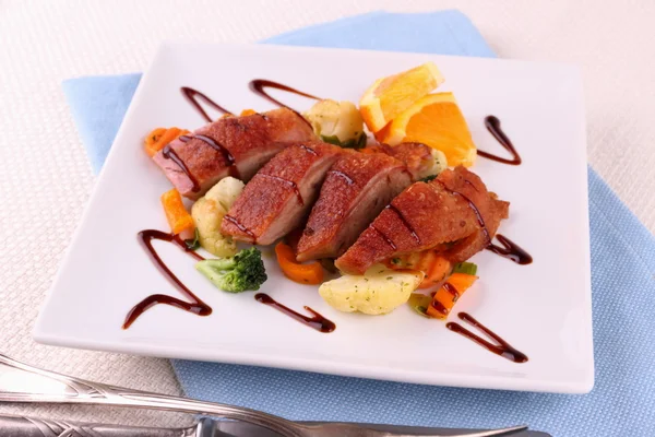 Filete de pechuga de pato asado, verduras con naranja — Foto de Stock