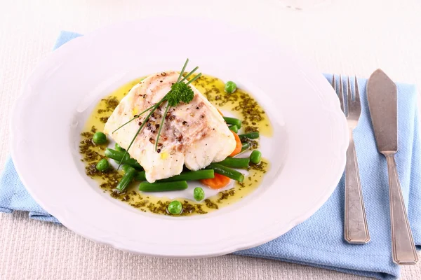 Filé de bacalhau com feijão verde, ervilhas, salsa, azeite — Fotografia de Stock