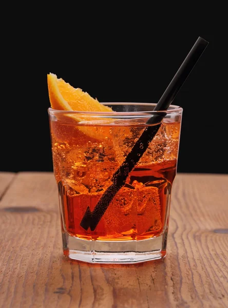 Spritz Aperitif, italienischer Orangencocktail und Eiswürfel — Stockfoto