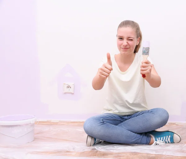 Kız ev yenileme, ok işareti yapıyor — Stok fotoğraf