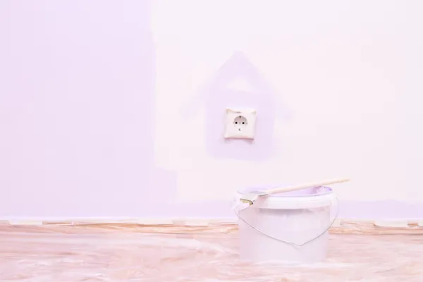 Pinte a parede da casa na cor lilás — Fotografia de Stock