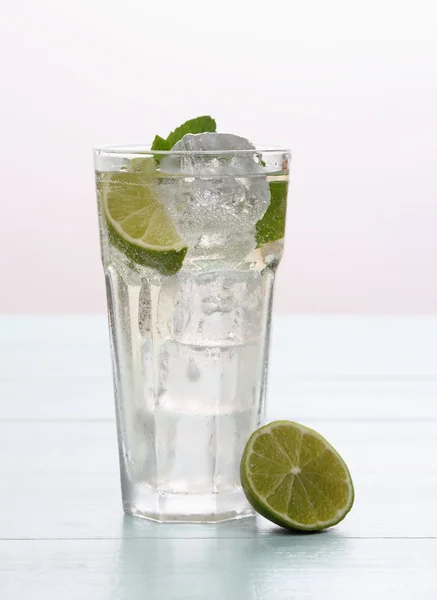 Hugo cocktail met limoen, munt en ijs — Stockfoto