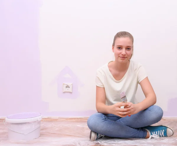 Ragazza sognante in casa ristrutturazione, colore lilla — Foto Stock