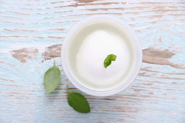 Mozzarella kaas in pekel en basilicum blad — Stockfoto