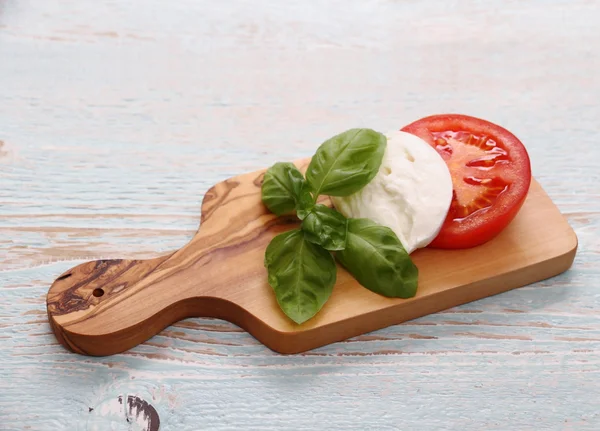 Bazalky, sýr mozzarella, plátky rajčete — Stock fotografie