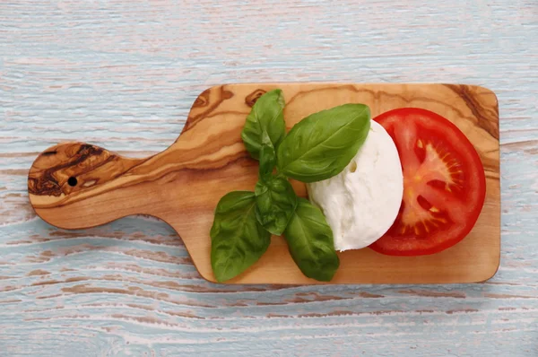 Basil leaf, mozzarella cheese and tomato slice as Italy flag — Stock Photo, Image