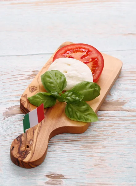 Bazalky, sýr mozzarella, plátek rajčete, vlajka Itálie — Stock fotografie