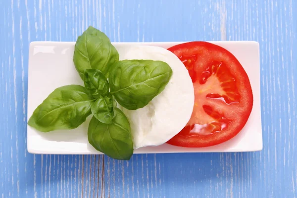 Bazalky, mozzarellou a rajčaty krájet jako vlajka Itálie — Stock fotografie