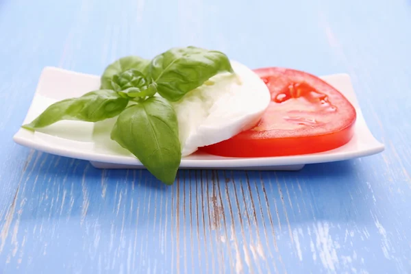 Bazalky, mozzarellou a rajčaty krájet jako vlajka Itálie — Stock fotografie