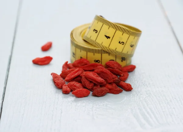 Goji bär och måttband, begreppet hälsa — Stockfoto