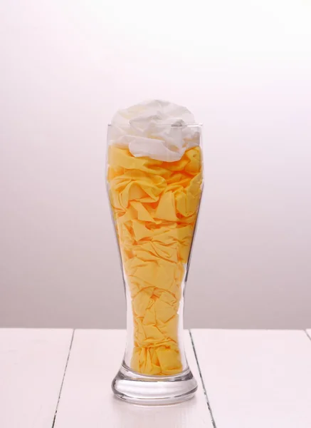 Öl glas fyllda med pappersservetter som dekorativa — Stockfoto
