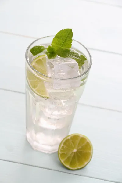 Hugo cocktail met kalk, munt en ijsblokjes — Stockfoto