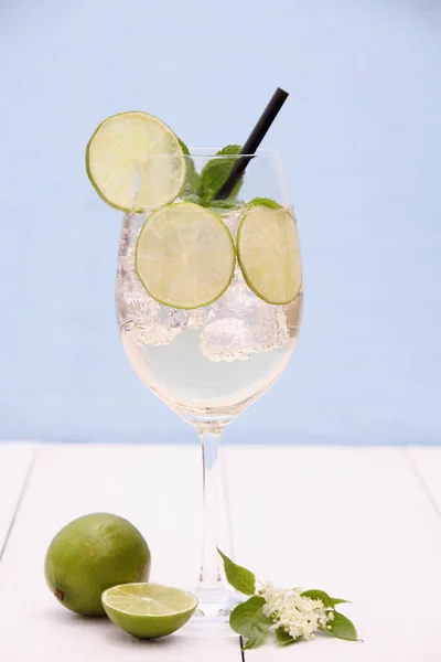 Hugo cocktail met kalk, mint en vlierbloom siroop — Stockfoto