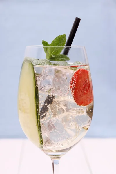 Cocktail com pepino, morango em copo de vinho — Fotografia de Stock