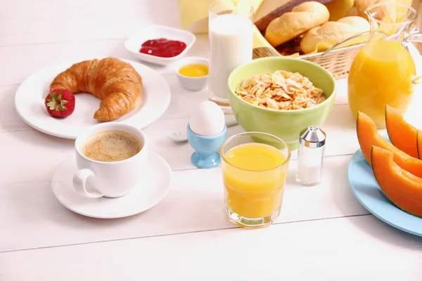 Tavola apparecchiata per colazione e cibo sano — Foto Stock